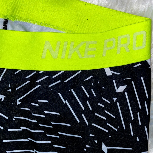 Size Medium Nike Pro workout pants, like new - Picture 5 of 6
